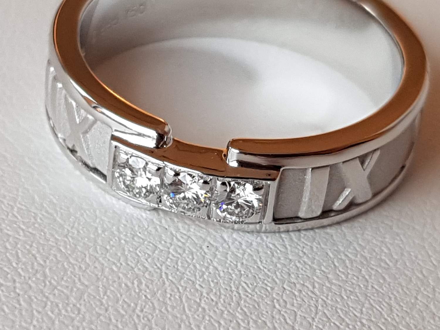 Кольцо с бриллиантом Tiffany & Co Atlas