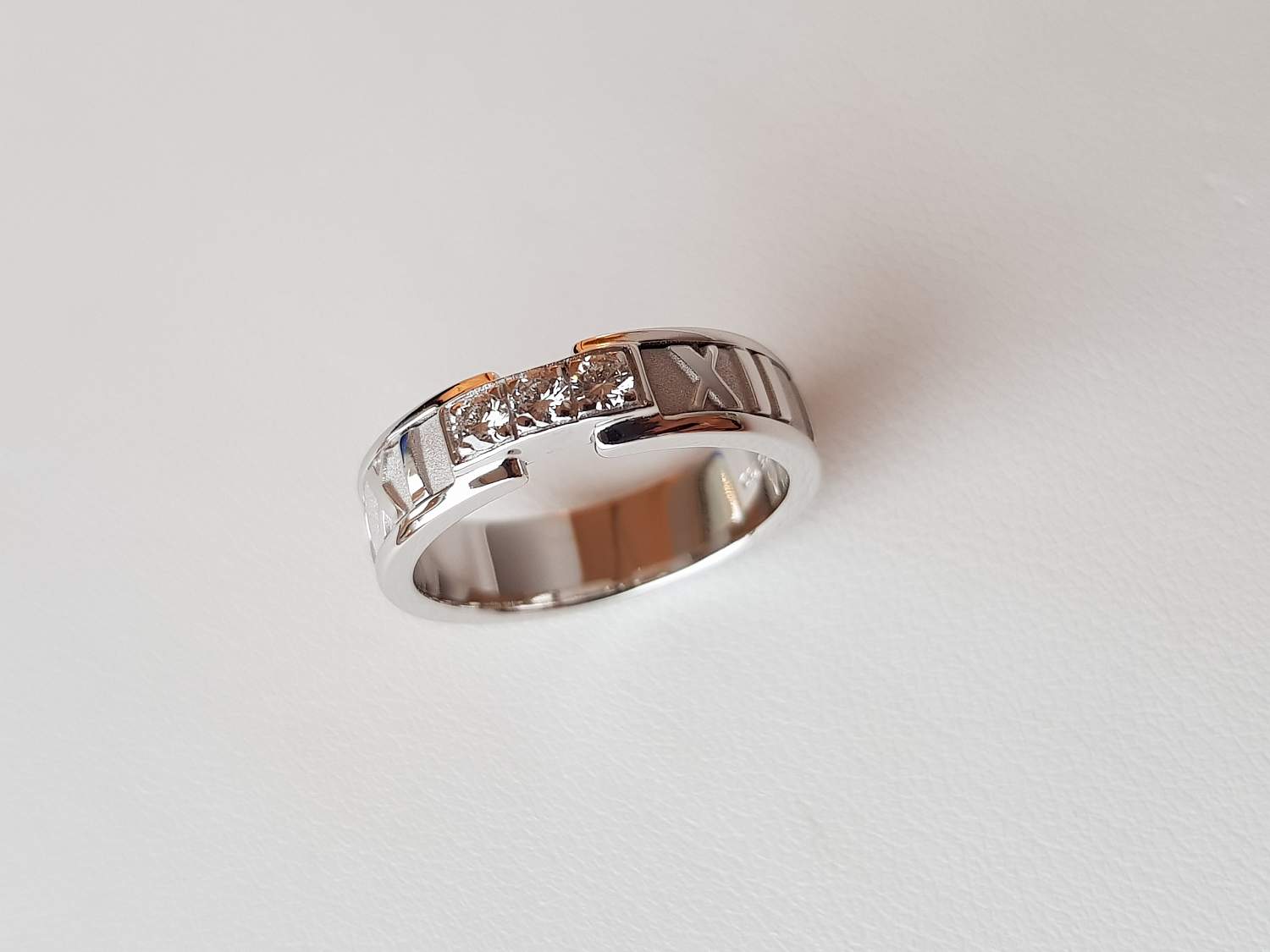 Кольцо с бриллиантом Tiffany & Co Atlas