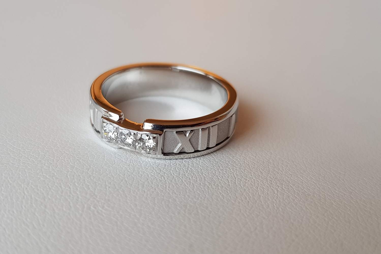 Кольцо с бриллиантом Tiffany & Co Atlas