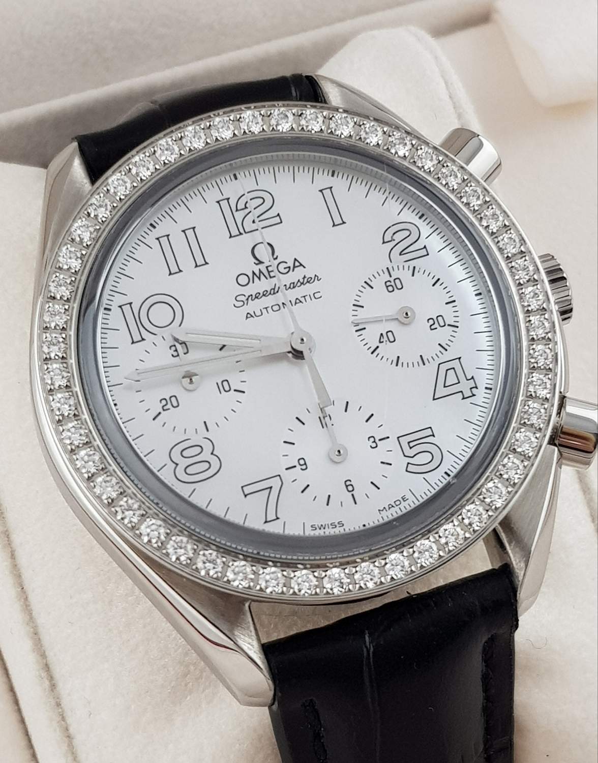 Часы Omega Speedmaster Lady Diamonds 3835.70.36