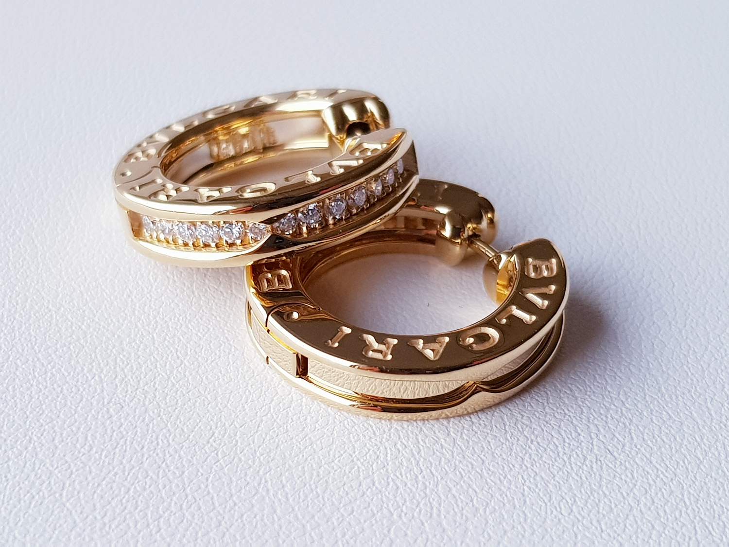 Серьги Bvlgari B.Zero1 Small Hoop Earrings with Pave Diamonds OR856307