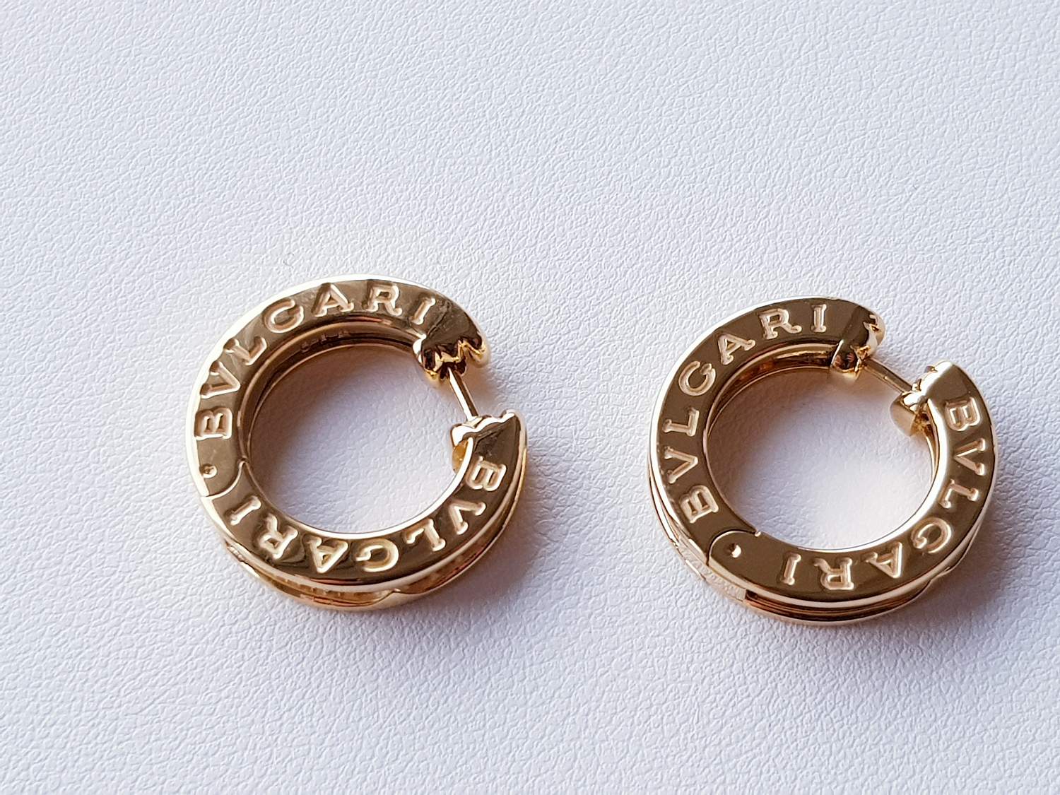 Серьги Bvlgari B.Zero1 Small Hoop Earrings with Pave Diamonds OR856307