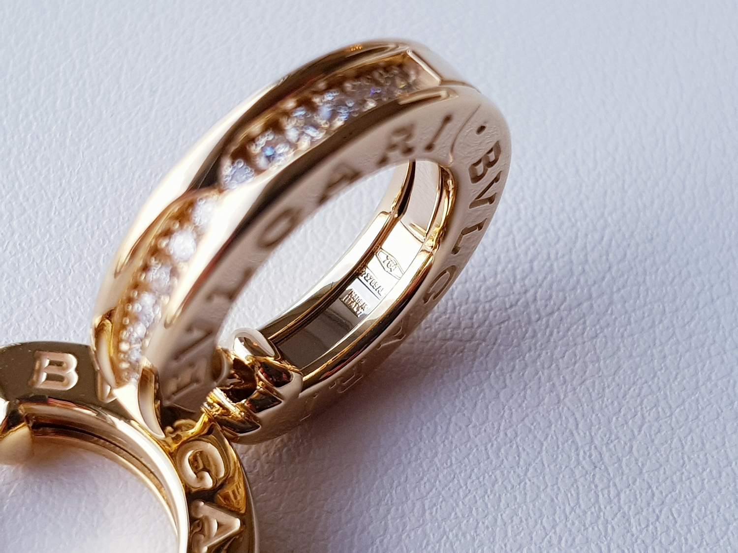 Серьги Bvlgari B.Zero1 Small Hoop Earrings with Pave Diamonds OR856307