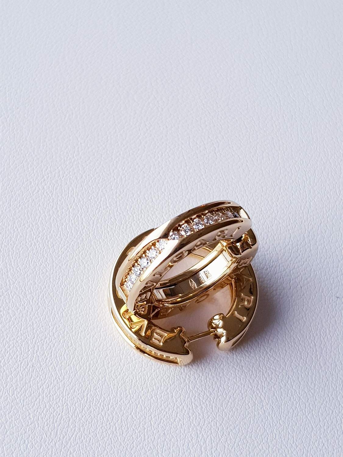 Серьги Bvlgari B.Zero1 Small Hoop Earrings with Pave Diamonds OR856307