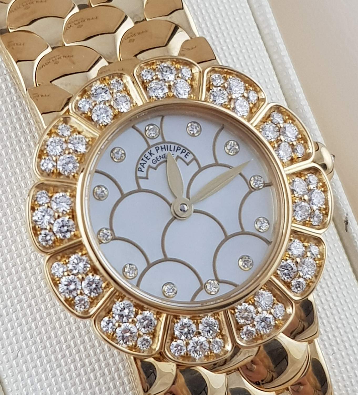 Часы Patek Philippe Yellow Gold Ladies Watch With Diamonds 4872