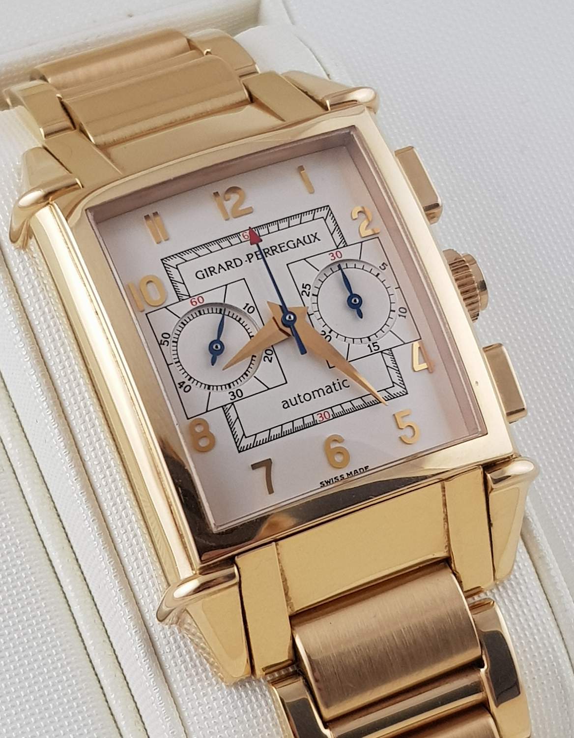 Часы Girard-Perregaux Vintage 1945 Chronograph 2599