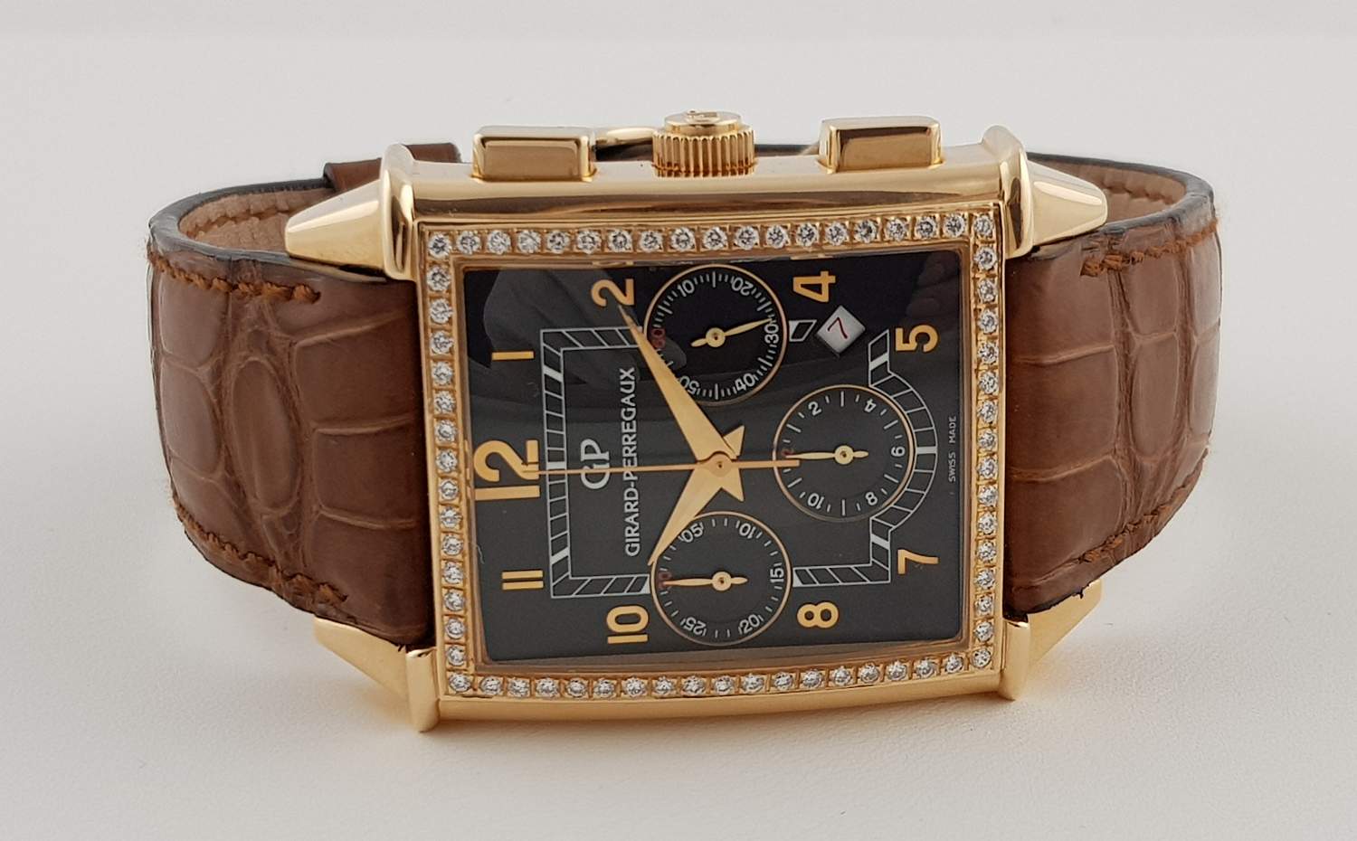 Часы Girard-Perregaux Vintage 1945 XXL Chronograph  25840-52-611-BA6A