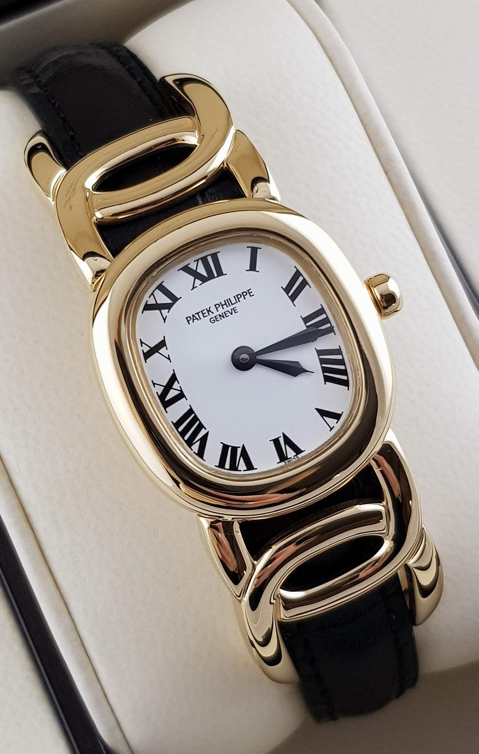 Часы Patek Philippe Golden Ellipse Quartz 4830