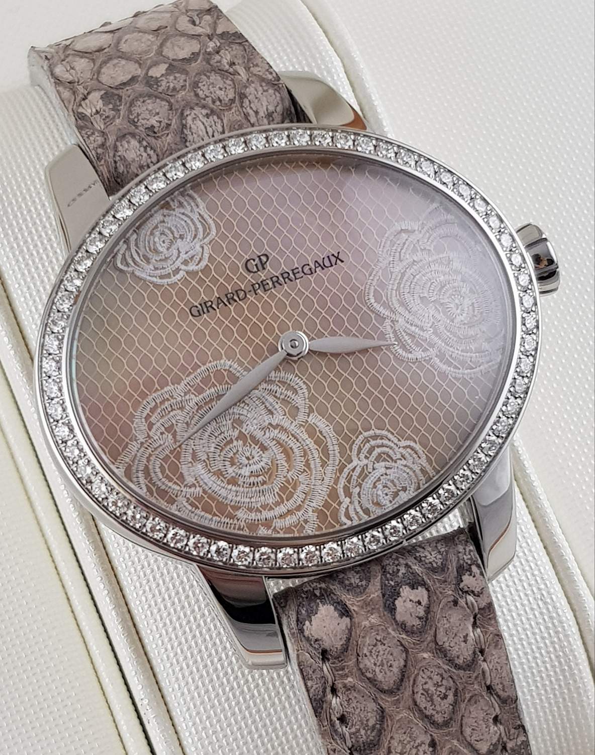 Часы Girard-Perregaux Cat's Eye 80476D11A801-CK8A