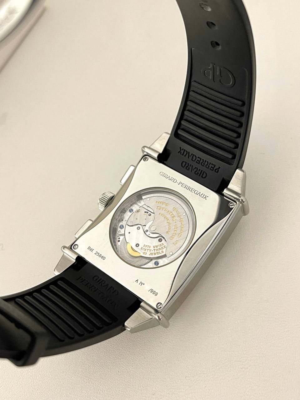 Часы Girard-Perregaux Vintage 1945 XXL Chronograph 25840